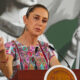 La presidenta de México, Claudia Sheinbaum, habla durante su rueda de prensa diaria este viernes, en Acapulco, estado de Guerrero (México). EFE/ David Guzmán.