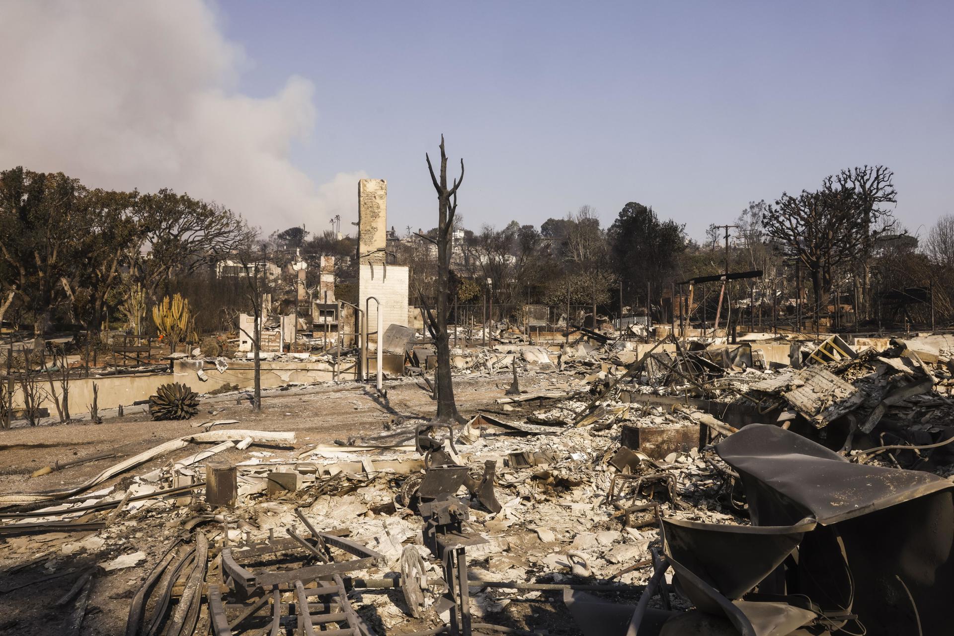 Un grupo de viviendas destruidas por el incendio forestal Palisades en el barrio de Pacific Palisades de Los Ángeles, California (EE.UU.). EFE/CAROLINE BREHMAN