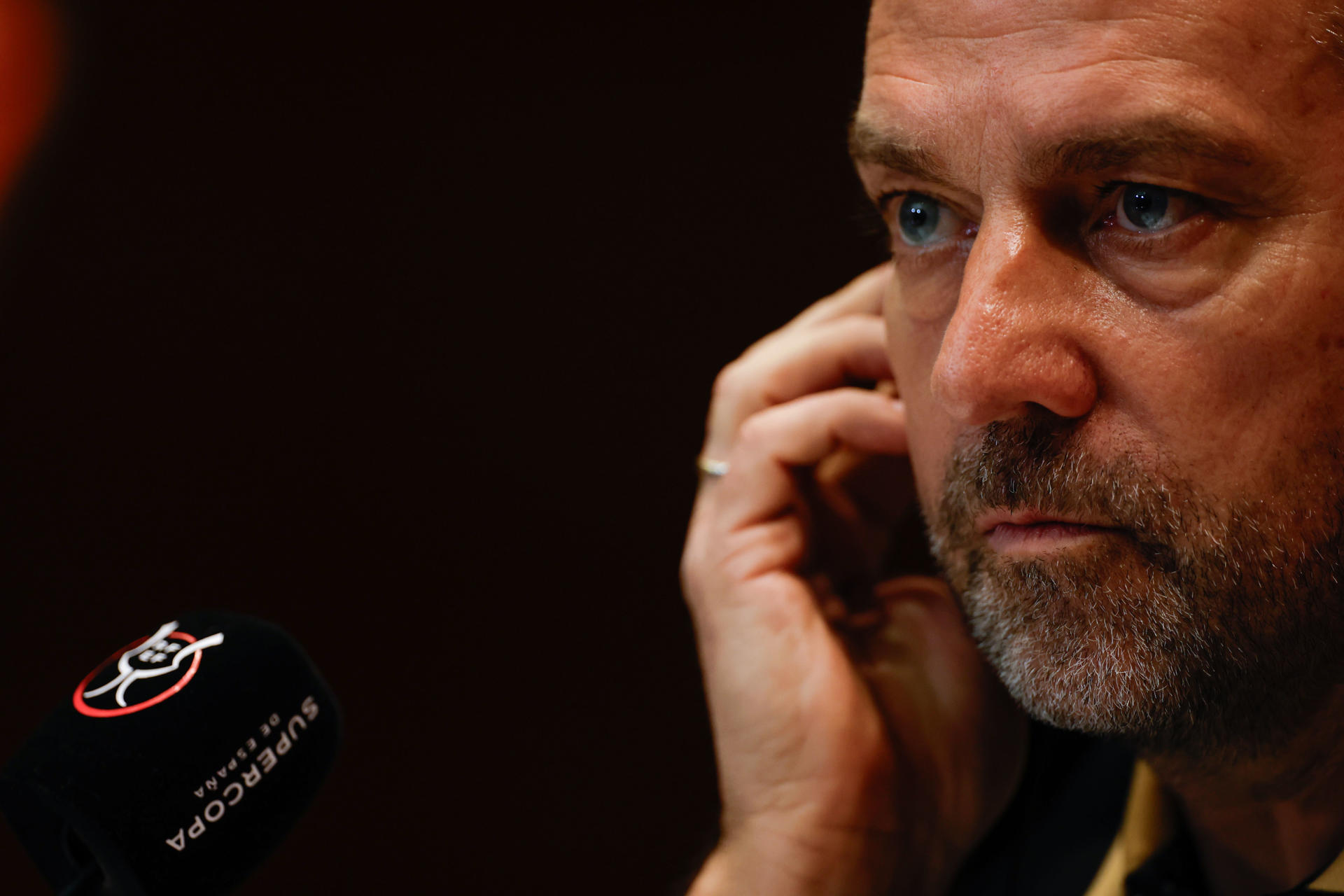 El entrenador del FC Barcelona, el alemán Hansi Flick, durante la rueda de prensa celebrada este sábado en Yeda (Arabia Saudí) en la víspera de la final de la Supercopa de España. EFE/ Alberto Estévez