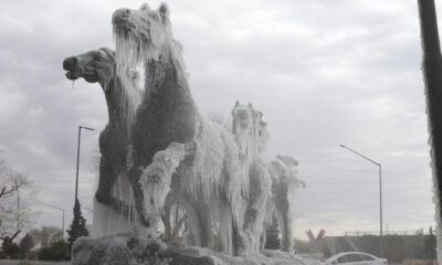 El Monumento "Los Indomables" amaneció congelado debido a gélido clima invernal, este miércoles en Ciudad Juárez (México). EFE/ Luis Torres