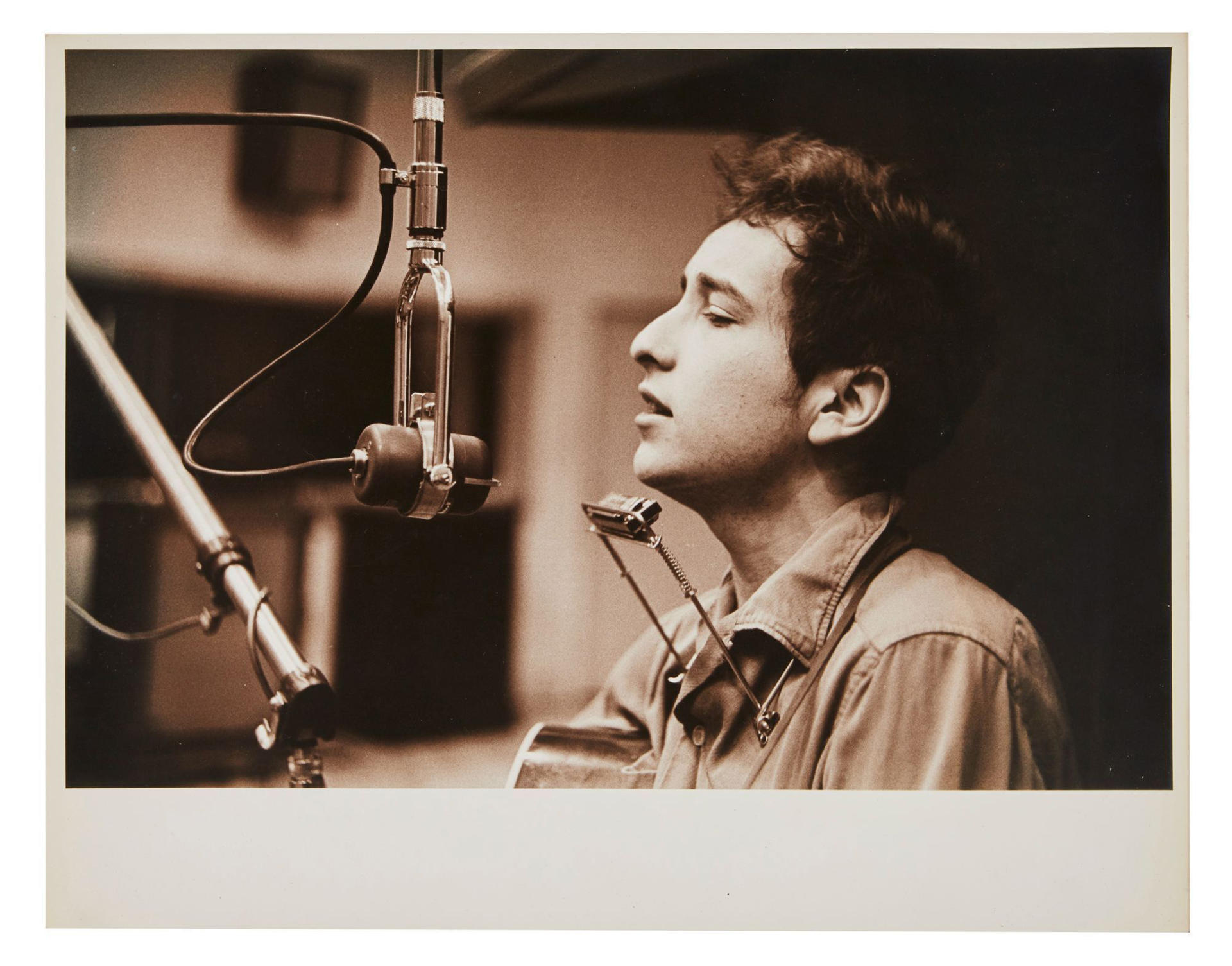 Imagen cedida por Julien's Auction de una fotografía tomada en 1961 por el fotógrafo Don Hunstein al cantante Bob Dylan durante una sesión de grabación en el estudio de Columbia Records de Nueva York (EE.UU.). EFE/Don Hunstein/Julien's Auction /SOLO USO EDITORIAL /NO VENTAS /SOLO DISPONIBLE PARA ILUSTRAR LA NOTICIA QUE ACOMPAÑA /CRÉDITO OBLIGATORIO