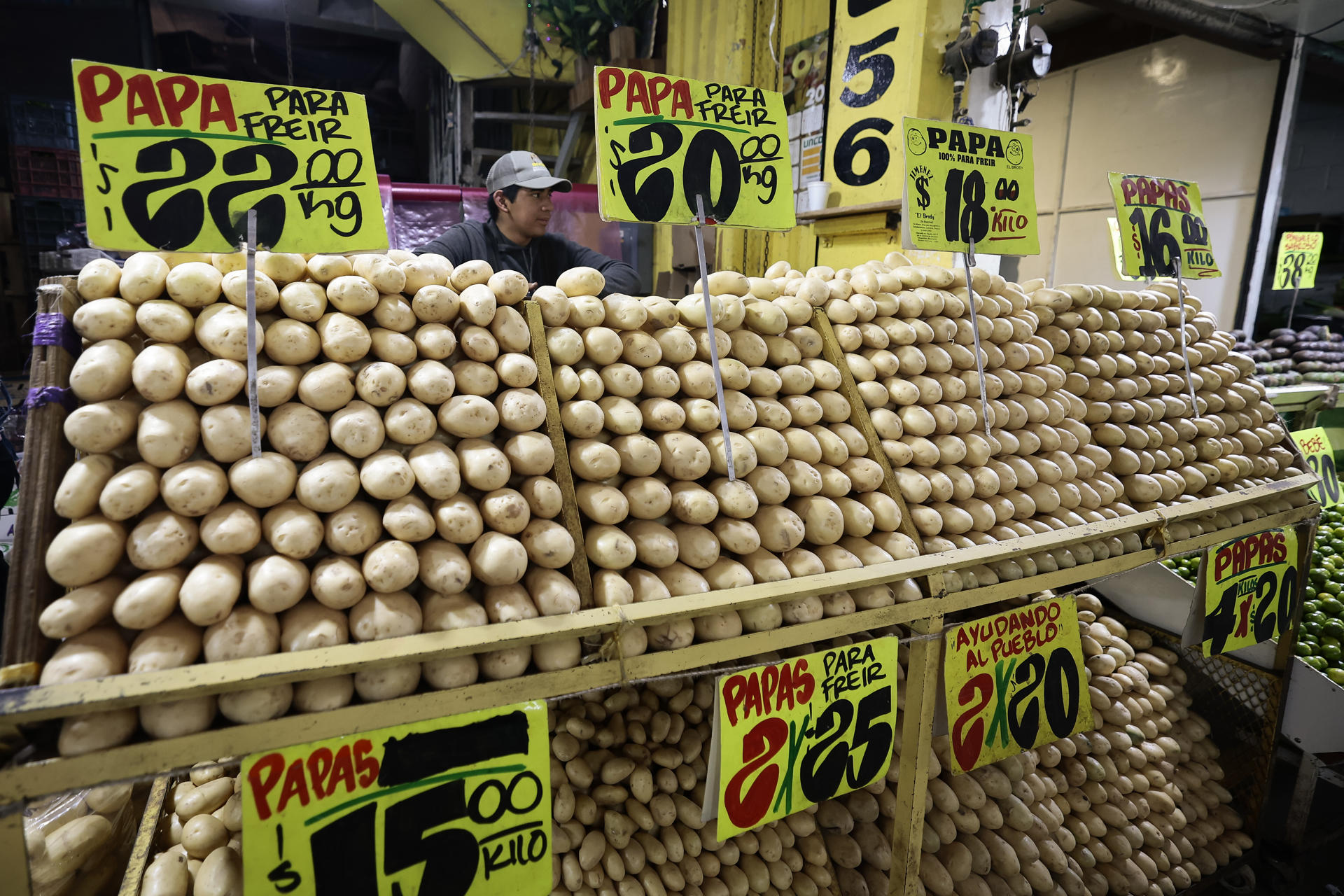 Fotografía del 9 de enero de 2025 de un vendedor ofreciendo sus productos en la Central de Abasto de la Ciudad de México (México). EFE/ José Méndez