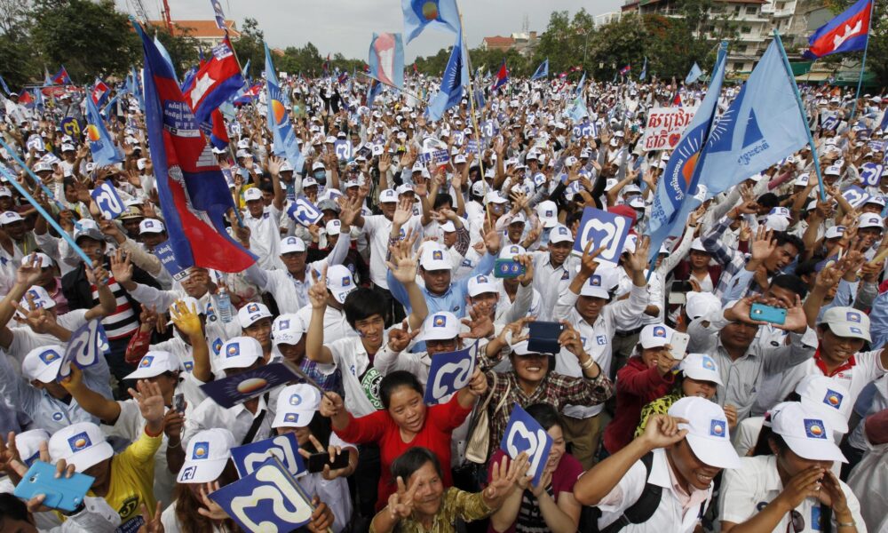 Arhivo - epa03801945 Supporters of the opposition Cambodia National Rescue Party during a rally ahead of the general elections in Phnom Penh, Cambodia, 26 July 2013. Cambodia's fifth national assembly elections are scheduled on 28 July. EPA/MAK REMISSA