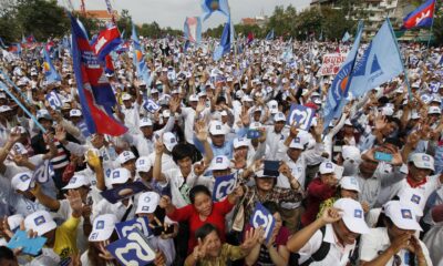 Arhivo - epa03801945 Supporters of the opposition Cambodia National Rescue Party during a rally ahead of the general elections in Phnom Penh, Cambodia, 26 July 2013. Cambodia's fifth national assembly elections are scheduled on 28 July. EPA/MAK REMISSA