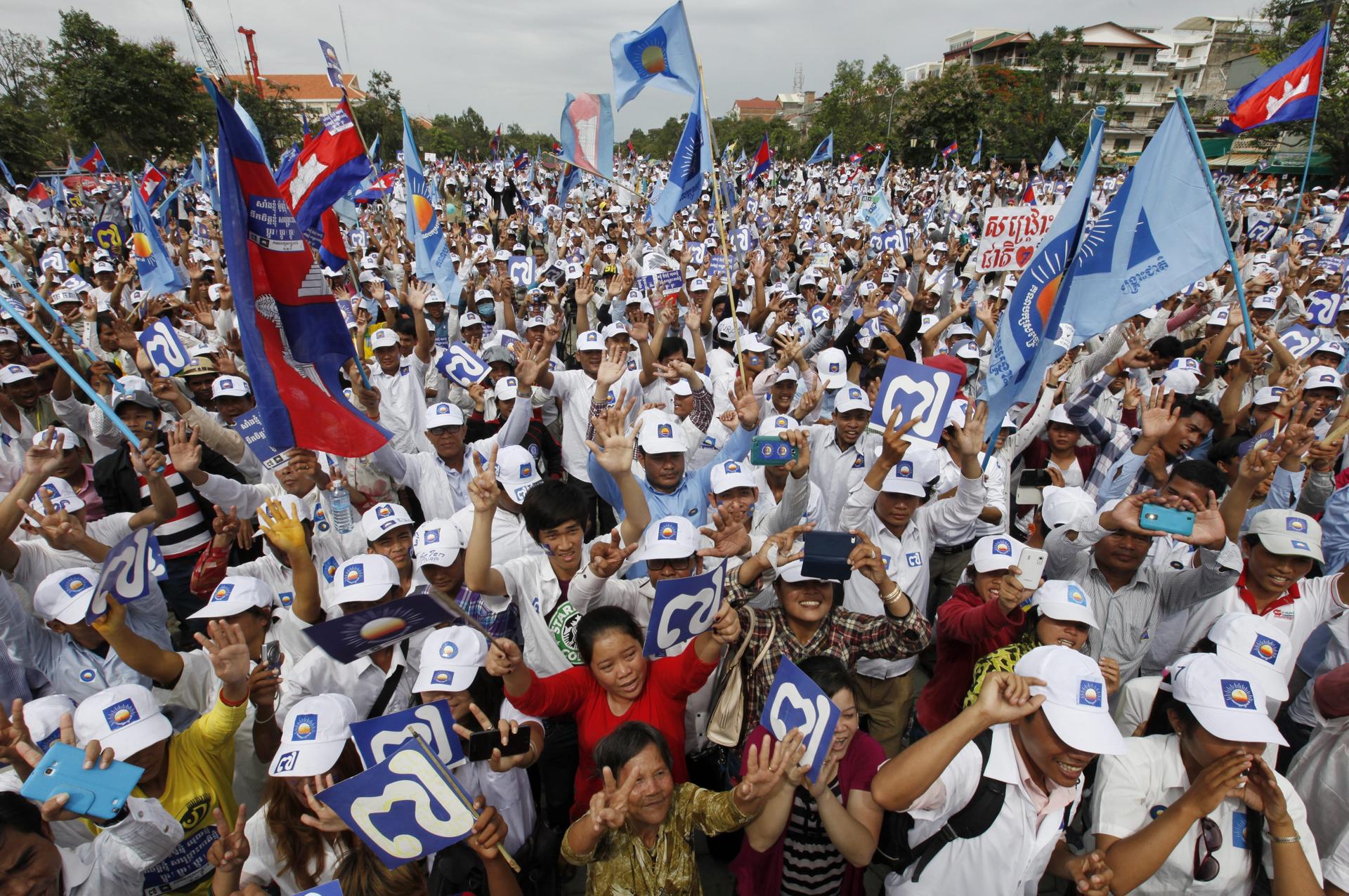 Arhivo - epa03801945 Supporters of the opposition Cambodia National Rescue Party during a rally ahead of the general elections in Phnom Penh, Cambodia, 26 July 2013. Cambodia's fifth national assembly elections are scheduled on 28 July. EPA/MAK REMISSA