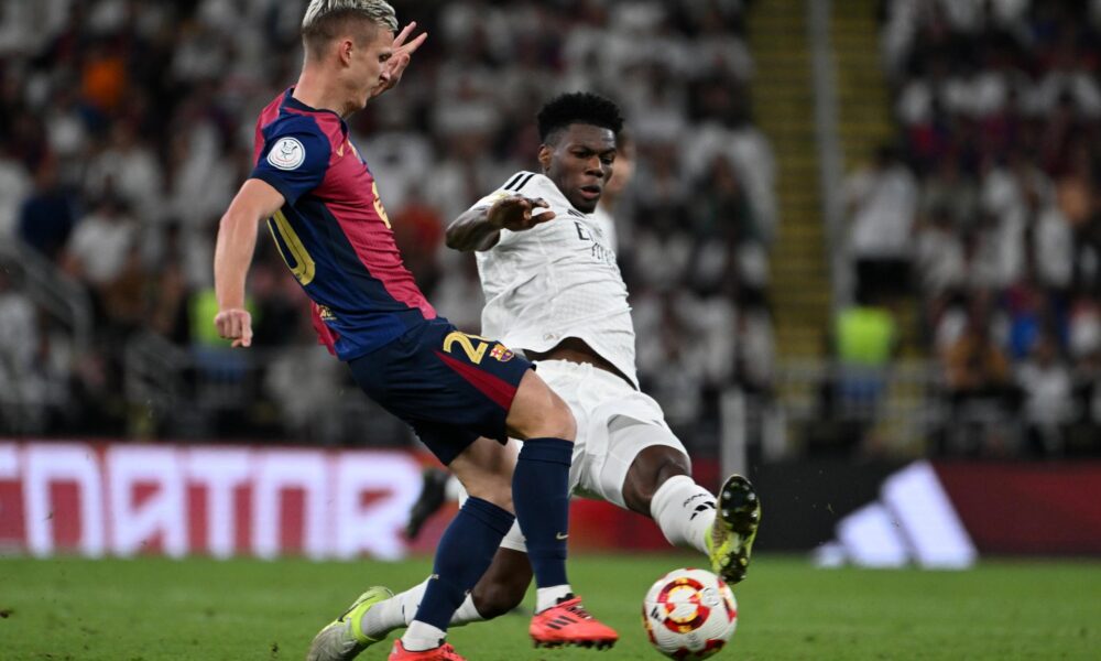 El jugador del Real Madrid Aurelien Tchouameni (d) durante el partido de la final de la Supercopa de España de fútbol entre el Real Madrid y el FC Barcelona, este domingo en Yeda, Arabia Saudí.EFE/EPA/STR