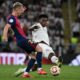 El jugador del Real Madrid Aurelien Tchouameni (d) durante el partido de la final de la Supercopa de España de fútbol entre el Real Madrid y el FC Barcelona, este domingo en Yeda, Arabia Saudí.EFE/EPA/STR