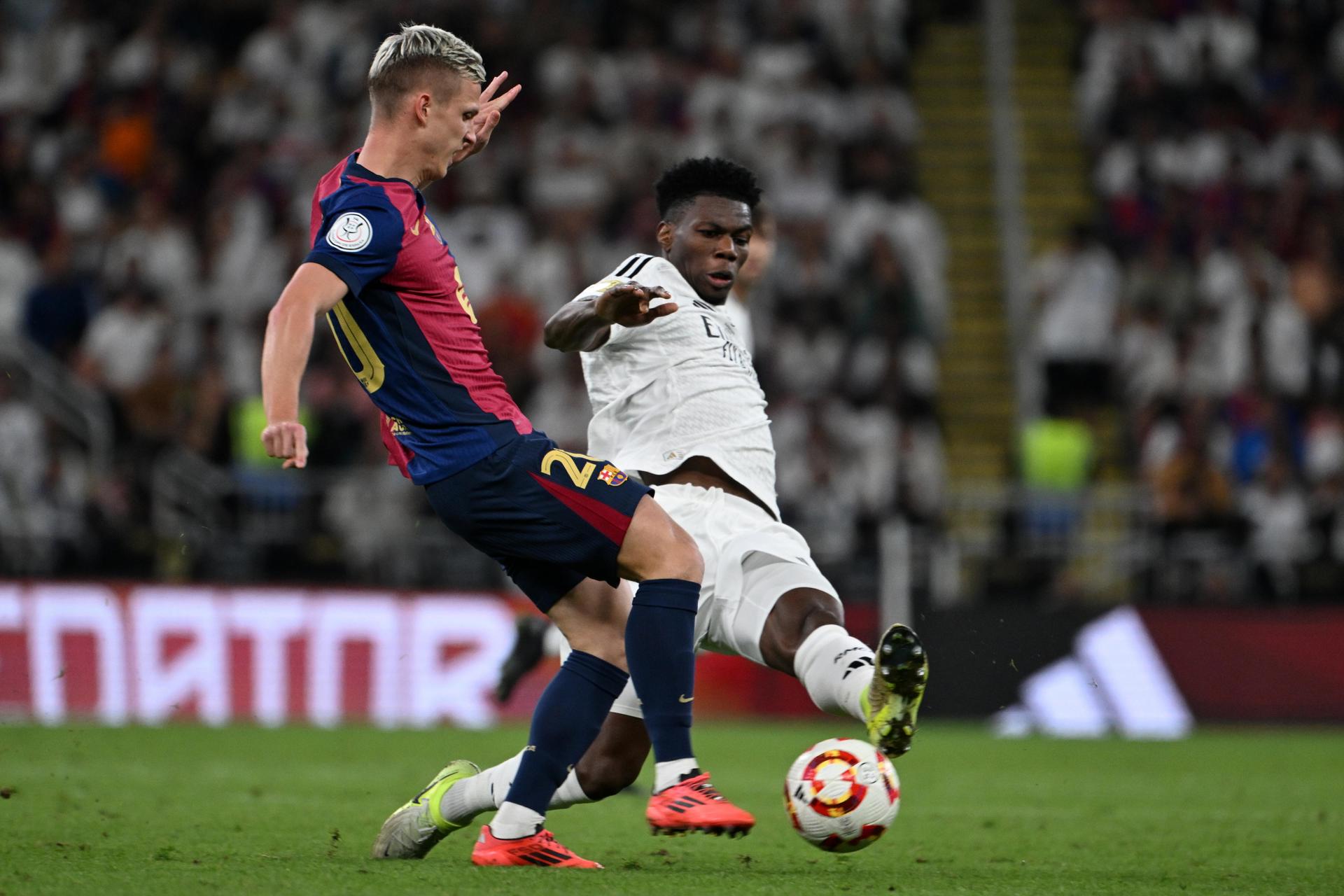 El jugador del Real Madrid Aurelien Tchouameni (d) durante el partido de la final de la Supercopa de España de fútbol entre el Real Madrid y el FC Barcelona, este domingo en Yeda, Arabia Saudí.EFE/EPA/STR