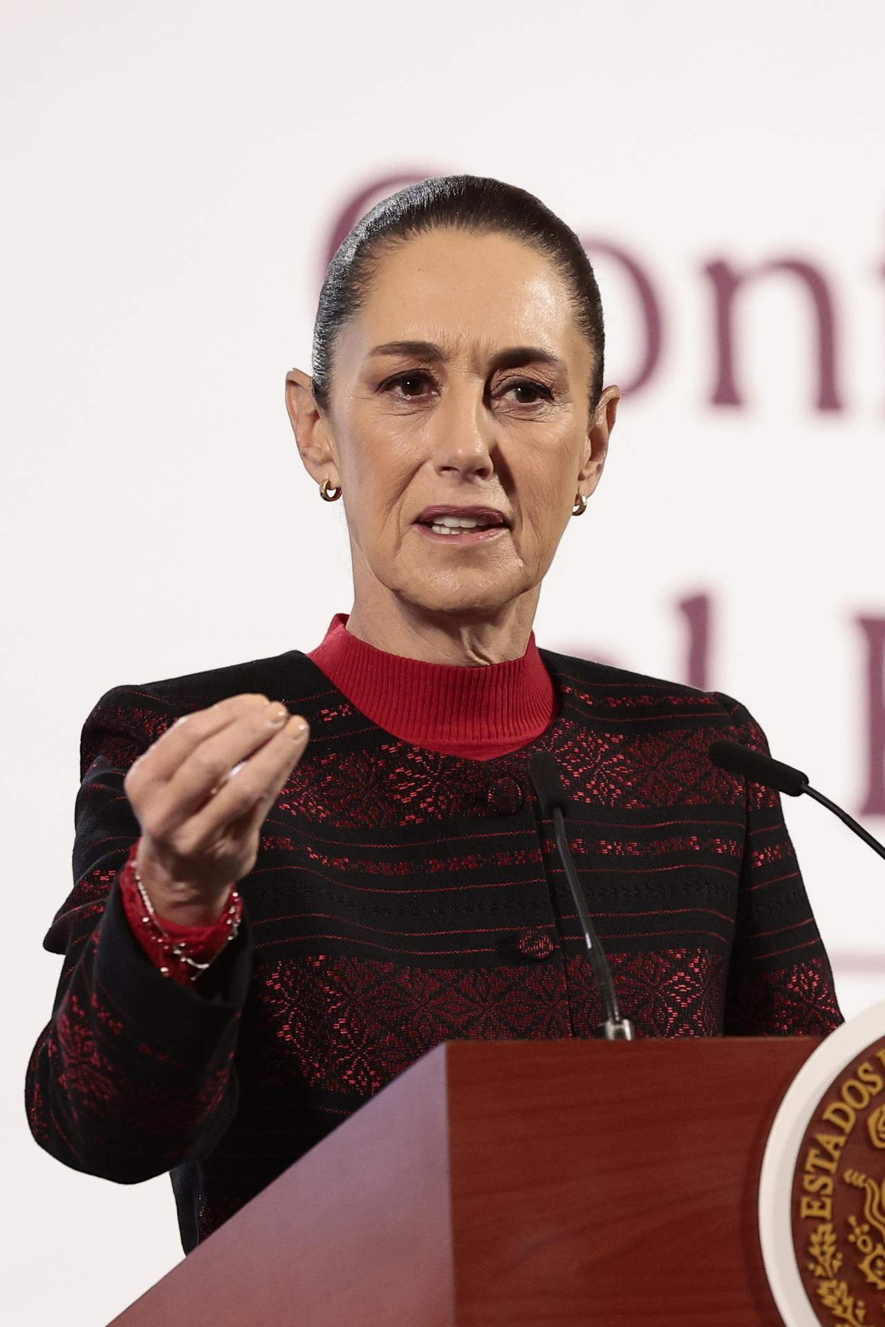 La presidenta de México, Claudia Sheinbaum, participa este miércoles durante su conferencia de prensa matutina en Palacio Nacional de la Ciudad de México (México). EFE/ José Méndez