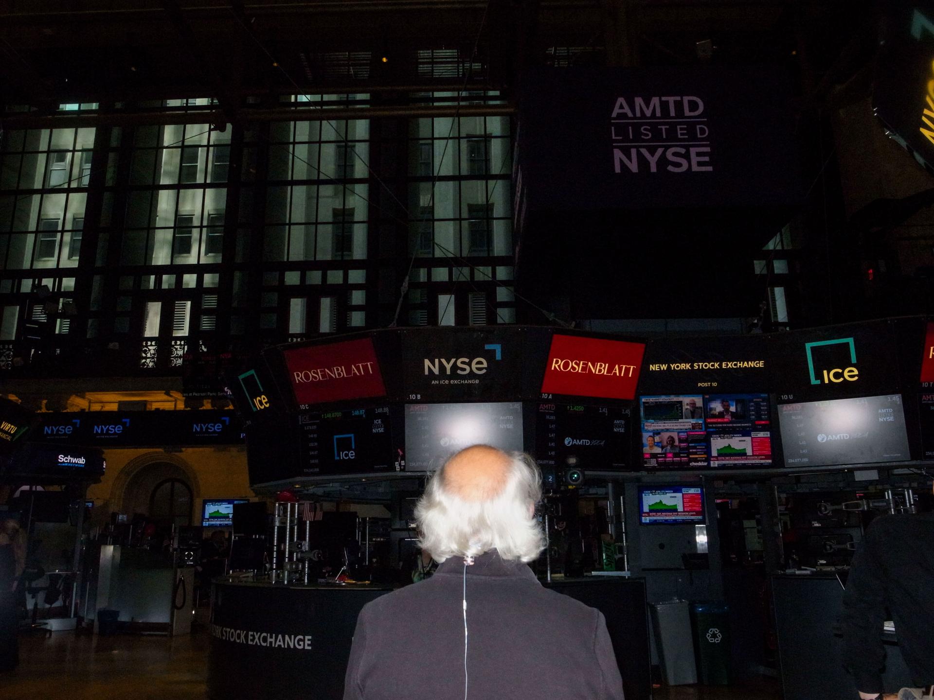 Foto de archivo que muestra a un corredor en la bolsa de valores de Nueva York. EFE/EPA/JOHN TAGGART