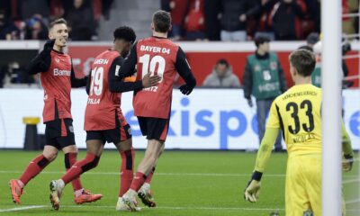 El jugador del Leverkusen Florian Wirtz (d) celebra con sus compañeros el 2-0 durante el partido de la Bundesliga que han jugado Bayer 04 Leverkusen y Borussia Moenchengladbach en Leverkusen, Alemania. EFE/EPA/RONALD WITTEK