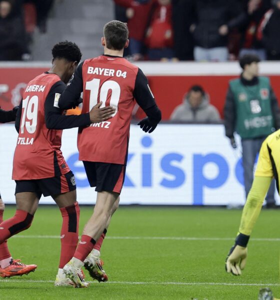 El jugador del Leverkusen Florian Wirtz (d) celebra con sus compañeros el 2-0 durante el partido de la Bundesliga que han jugado Bayer 04 Leverkusen y Borussia Moenchengladbach en Leverkusen, Alemania. EFE/EPA/RONALD WITTEK