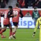 El jugador del Leverkusen Florian Wirtz (d) celebra con sus compañeros el 2-0 durante el partido de la Bundesliga que han jugado Bayer 04 Leverkusen y Borussia Moenchengladbach en Leverkusen, Alemania. EFE/EPA/RONALD WITTEK