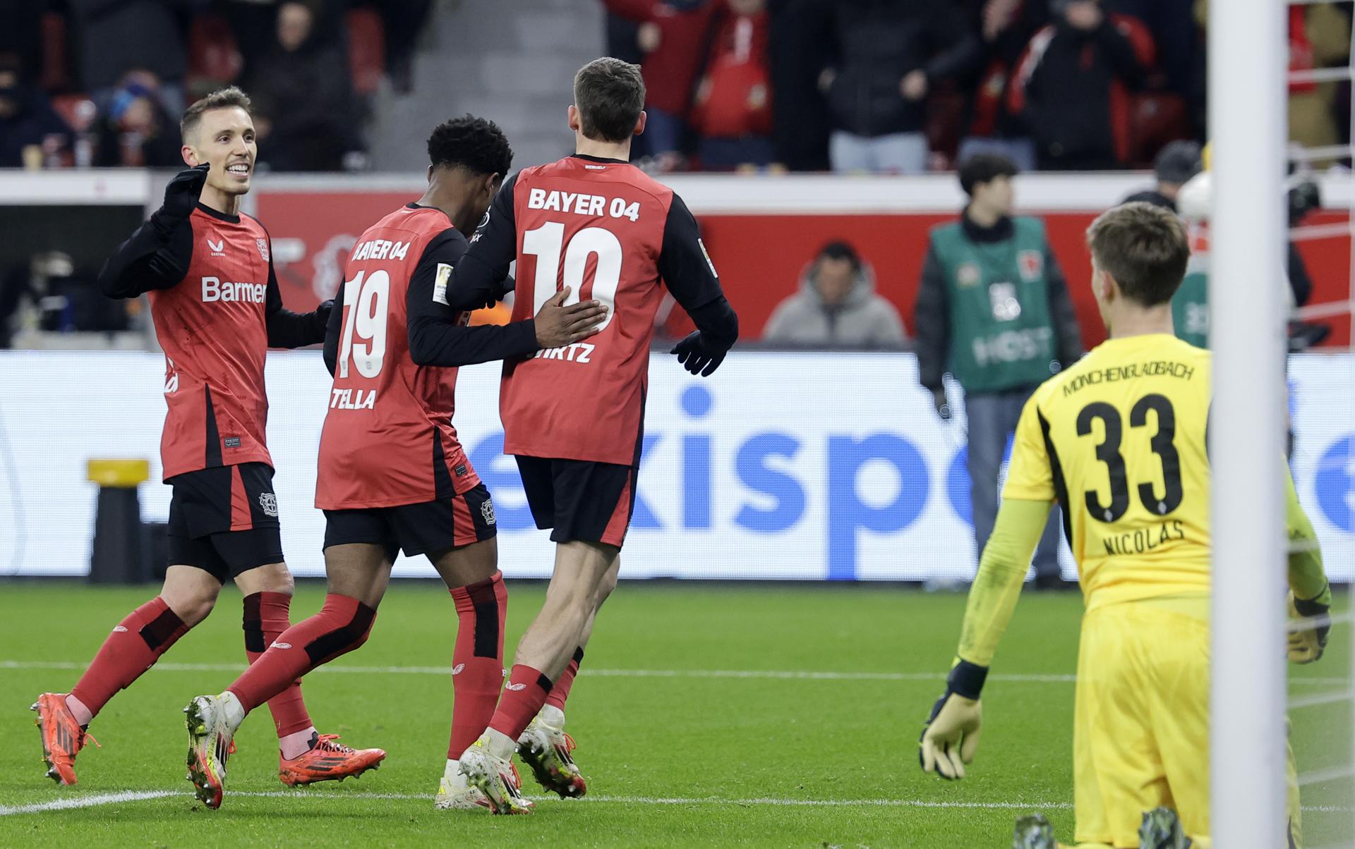 El jugador del Leverkusen Florian Wirtz (d) celebra con sus compañeros el 2-0 durante el partido de la Bundesliga que han jugado Bayer 04 Leverkusen y Borussia Moenchengladbach en Leverkusen, Alemania. EFE/EPA/RONALD WITTEK