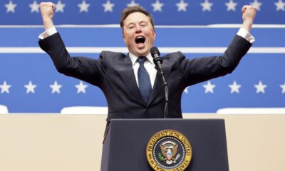 El CEO de Tesla, Elon Musk, saluda a las multitudes en el Capitol One Arena mientras sube al escenario durante la ceremonia de inauguración del presidente de EE. UU. Donald Trump en Washington, DC, EE. UU., 20 de enero de 2025. Trump tomó posesión de su segundo mandato como presidente de los Estados Unidos el 20 de enero. La inauguración presidencial se llevó a cabo en interiores debido a las temperaturas extremadamente frías en DC. Estados Unidos EFE/EPA/ALLISON DINNER