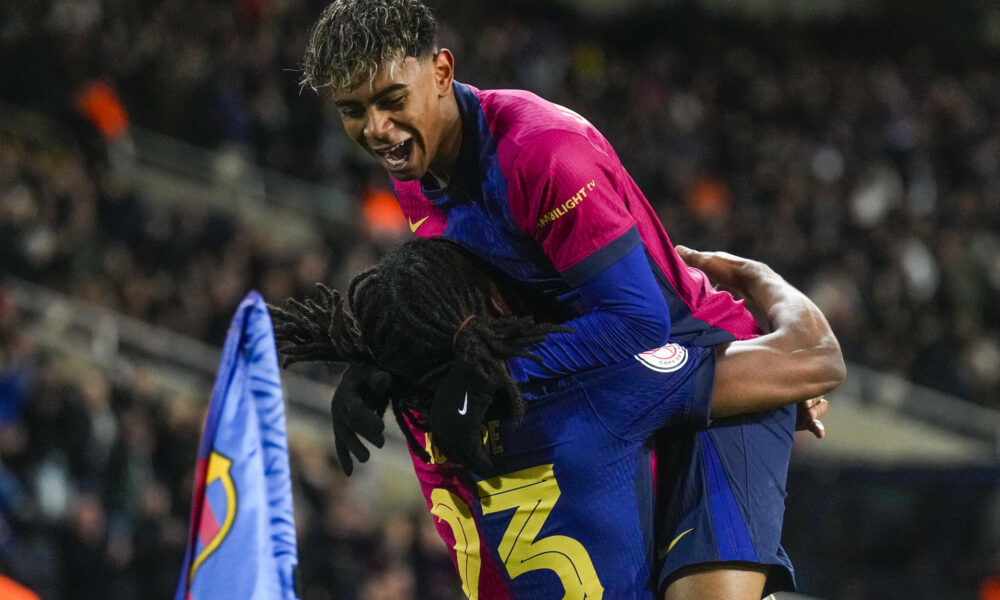 El defensa del Barcelona Jules Koundé (abajo) celebra con Lamine Yamale tras marcar el segundo gol ante el Betis. EFE/Enric Fontcuberta