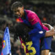 El defensa del Barcelona Jules Koundé (abajo) celebra con Lamine Yamale tras marcar el segundo gol ante el Betis. EFE/Enric Fontcuberta