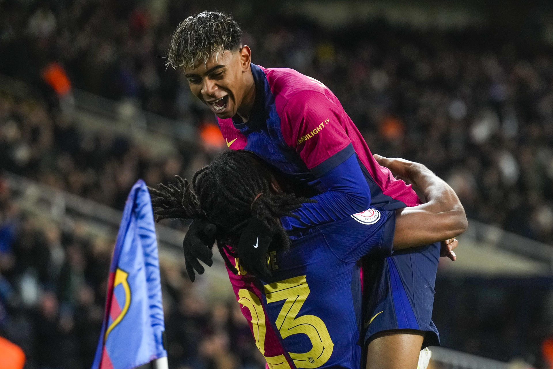 El defensa del Barcelona Jules Koundé (abajo) celebra con Lamine Yamale tras marcar el segundo gol ante el Betis. EFE/Enric Fontcuberta