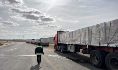 Camiones que transportan ayuda humanitaria con destino a la Franja de Gaza esperan cerca de Al-Arish para dirigirse al cruce fronterizo de Rafah entre la Franja de Gaza y Egipto, el 19 de enero de 2024, antes de que entre en vigor un alto el fuego en Gaza. I
EFE/EPA/MOHAMED HOSSAM