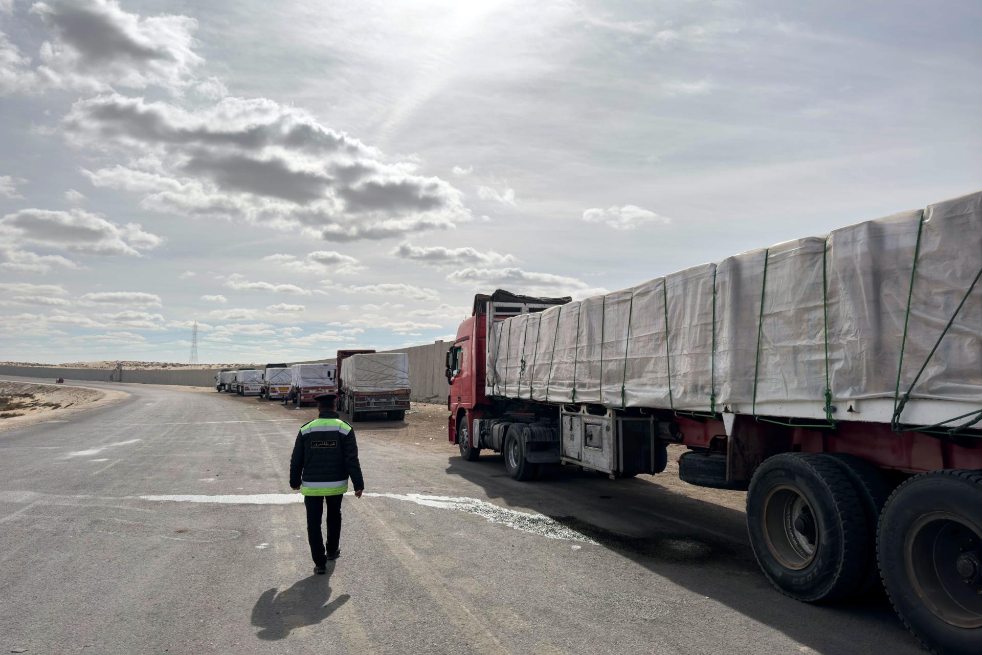 Camiones que transportan ayuda humanitaria con destino a la Franja de Gaza esperan cerca de Al-Arish para dirigirse al cruce fronterizo de Rafah entre la Franja de Gaza y Egipto, el 19 de enero de 2024, antes de que entre en vigor un alto el fuego en Gaza. I
EFE/EPA/MOHAMED HOSSAM