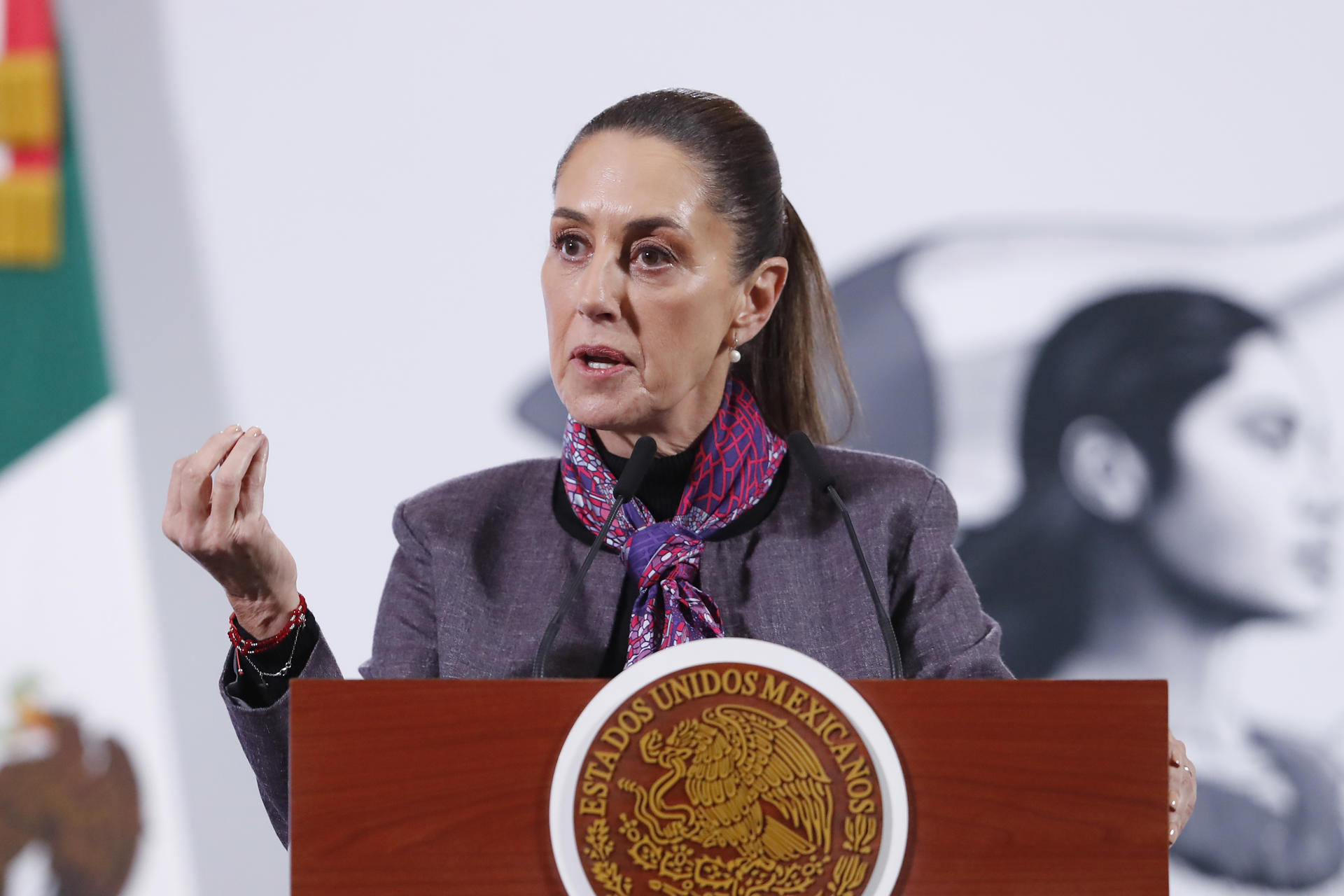 La presidenta de México, Claudia Sheinbaum habla durante una rueda de prensa este martes, en el Palacio Nacional de la Ciudad de México (México). EFE/ Mario Guzmán