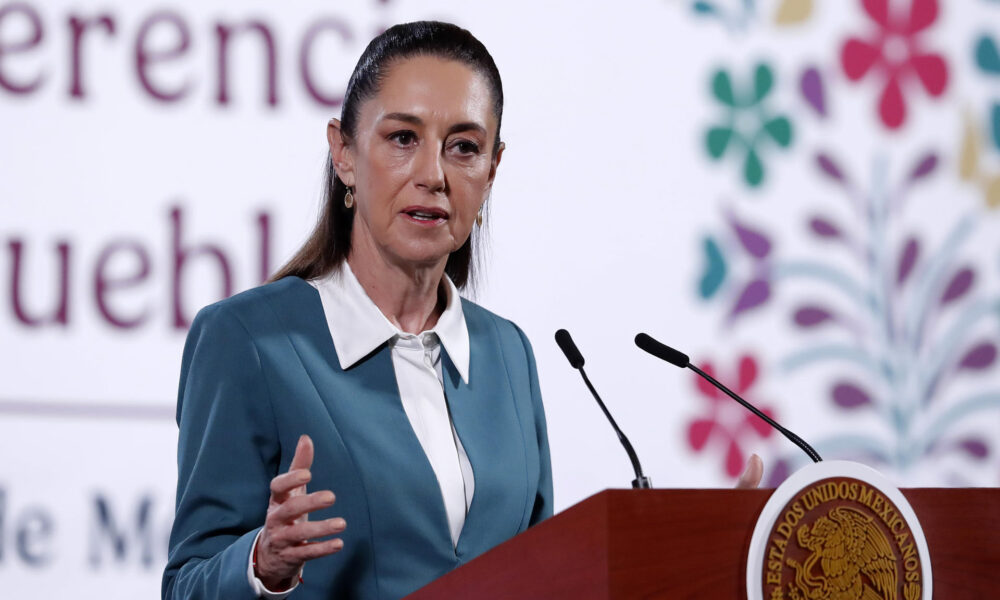 La presidenta de México, Claudia Sheinbaum, participa este lunes durante una rueda de prensa en Palacio Nacional de la Ciudad de México (México). EFE/ Mario Guzmán