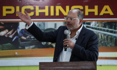 El candidato presidencial por el partido conservador Social Cristiano, Henry Kronfle, habla durante un evento con el gremio de Maestros Mecánicos de Pichincha este martes, en Quito (Ecuador). EFE/ José Jácome