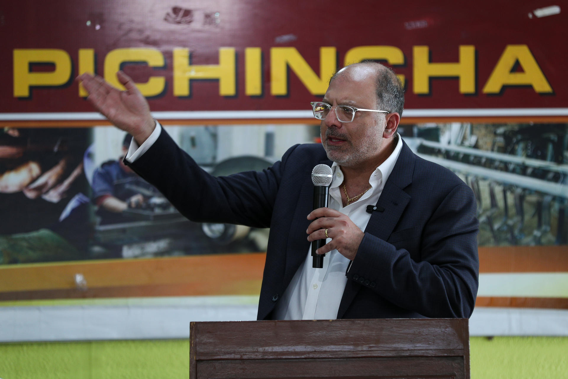 El candidato presidencial por el partido conservador Social Cristiano, Henry Kronfle, habla durante un evento con el gremio de Maestros Mecánicos de Pichincha este martes, en Quito (Ecuador). EFE/ José Jácome