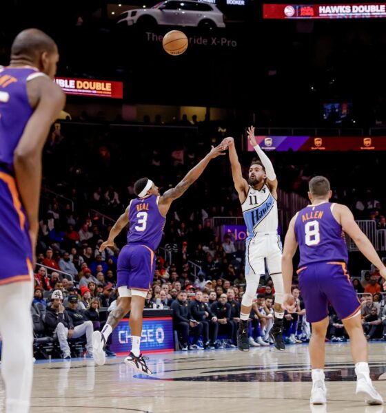 El base de los Atlanta Hawks, Trae Young (2d), lanza este miércoles por tres puntos a pesar de la marca en bloque de Kevin Durant (i), Bradley Beal (2-I) y Grayson Allen (D) de los Phoenix Suns durante el juego celebrado en Atlanta (Georgia). EFE/EPA/ERIK S. LESSER