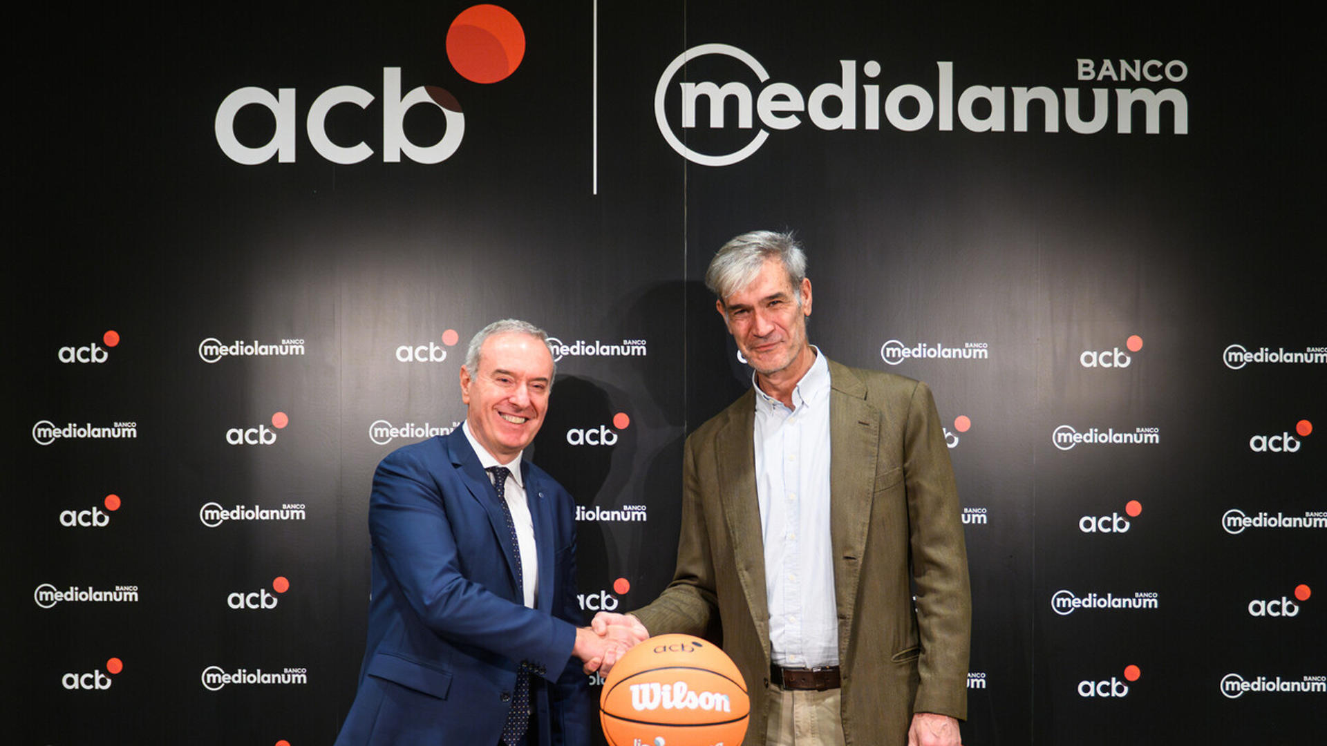 El Consejero Delegado del banco Mediolanum, Luca Bosisio, y Antonio Martin, presidente de la ACB. EFE/ACB