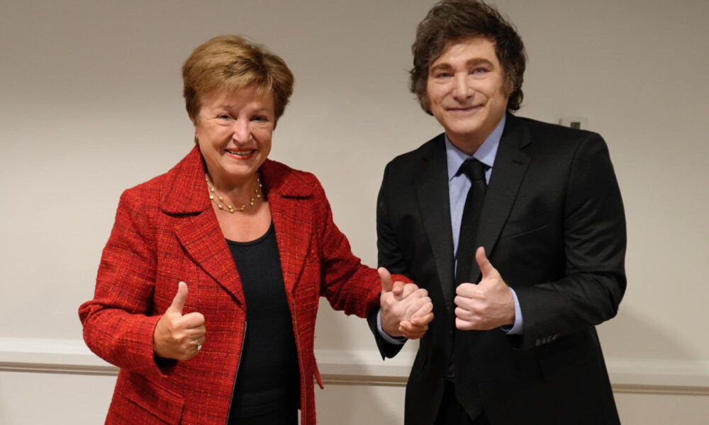 Fotografía tomada de la cuenta oficial X de la directora gerente del Fondo Monetario Internacional (FMI), Kristalina Georgieva, @KGeorgiev, donde se la observa saludando al presidente de Argentina, Javier Milei, durante una reunión en Washington (EE.UU.). EFE/ @kgeorgiev