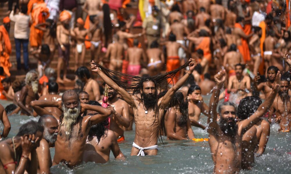 Participantes en el Kumbh Mela en el río Ganges en 2021. EFE/EPA/IDREES MOHAMMED