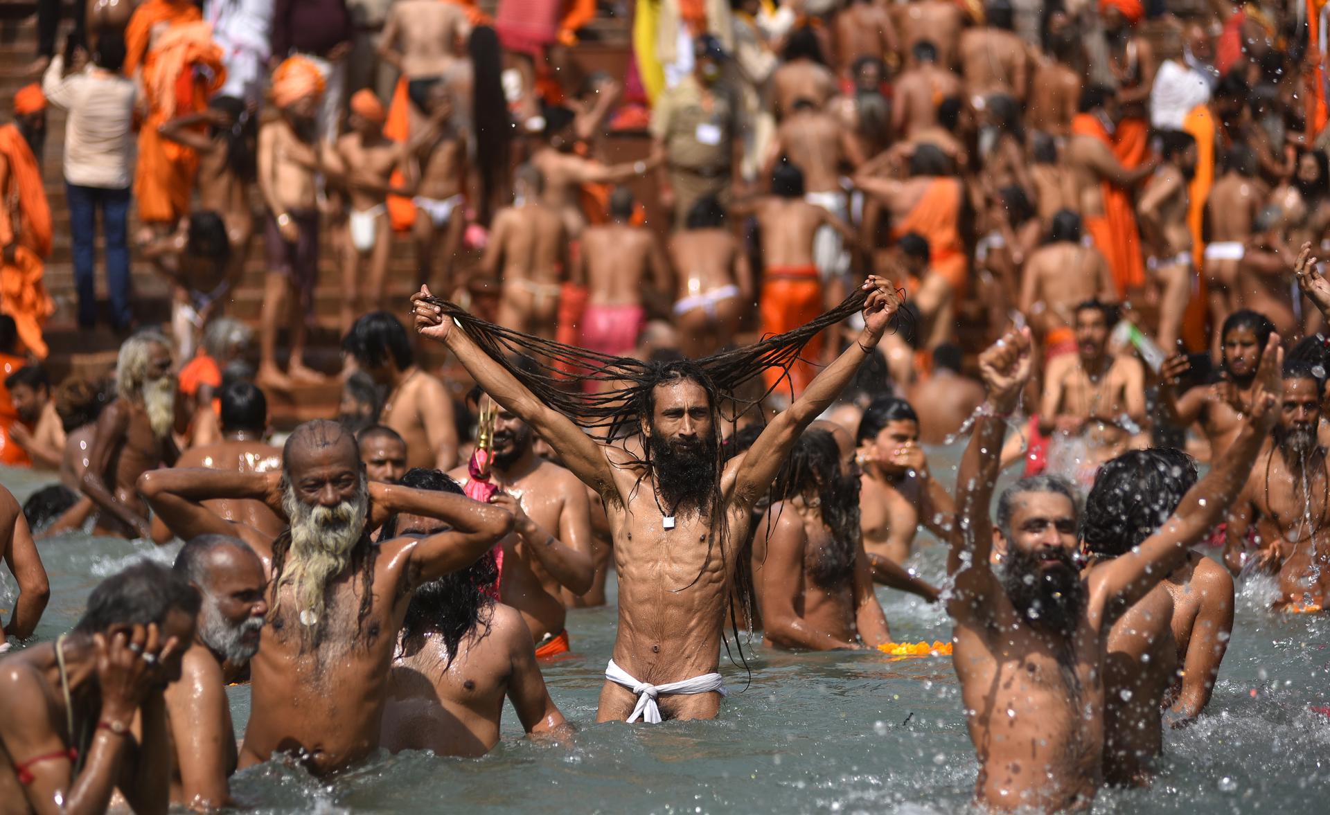 Participantes en el Kumbh Mela en el río Ganges en 2021. EFE/EPA/IDREES MOHAMMED