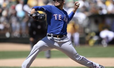 Fotografía de archivo en la que se registró al lanzador venezolano Martín Pérez, al actuar para los Rangers de Texas, durante un partido de la MLB, en Oakland (California, EE.UU.). EFE/John G. Mabanglo