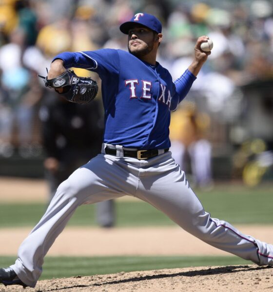 Fotografía de archivo en la que se registró al lanzador venezolano Martín Pérez, al actuar para los Rangers de Texas, durante un partido de la MLB, en Oakland (California, EE.UU.). EFE/John G. Mabanglo