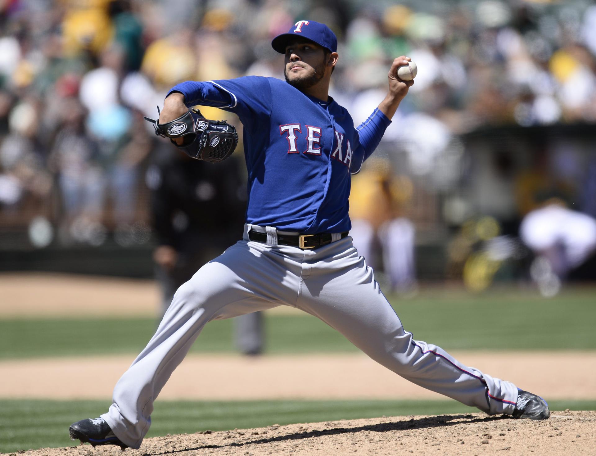 Fotografía de archivo en la que se registró al lanzador venezolano Martín Pérez, al actuar para los Rangers de Texas, durante un partido de la MLB, en Oakland (California, EE.UU.). EFE/John G. Mabanglo