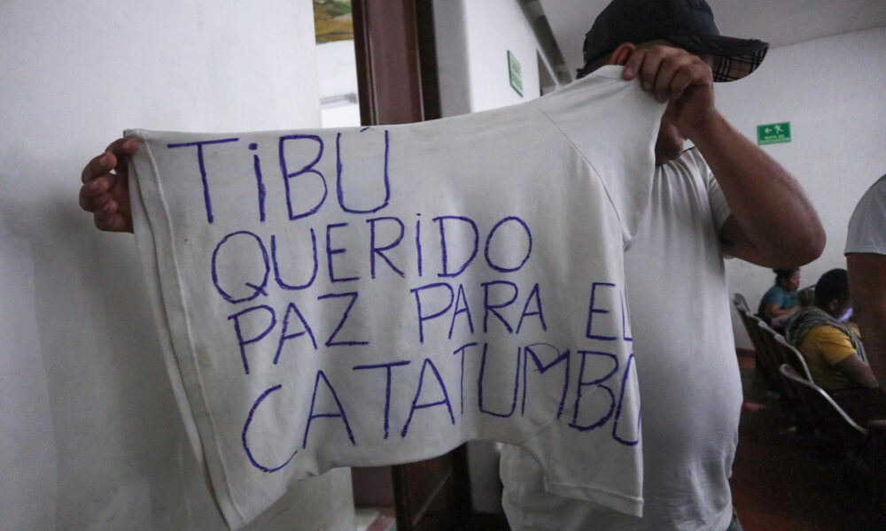 Un hombre desplazado por la violencia muestra una camiseta que pide paz para el Catatumbo, en la alcaldía de Cúcuta (Colombia). EFE/ Mario Caicedo