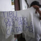 Un hombre desplazado por la violencia muestra una camiseta que pide paz para el Catatumbo, en la alcaldía de Cúcuta (Colombia). EFE/ Mario Caicedo