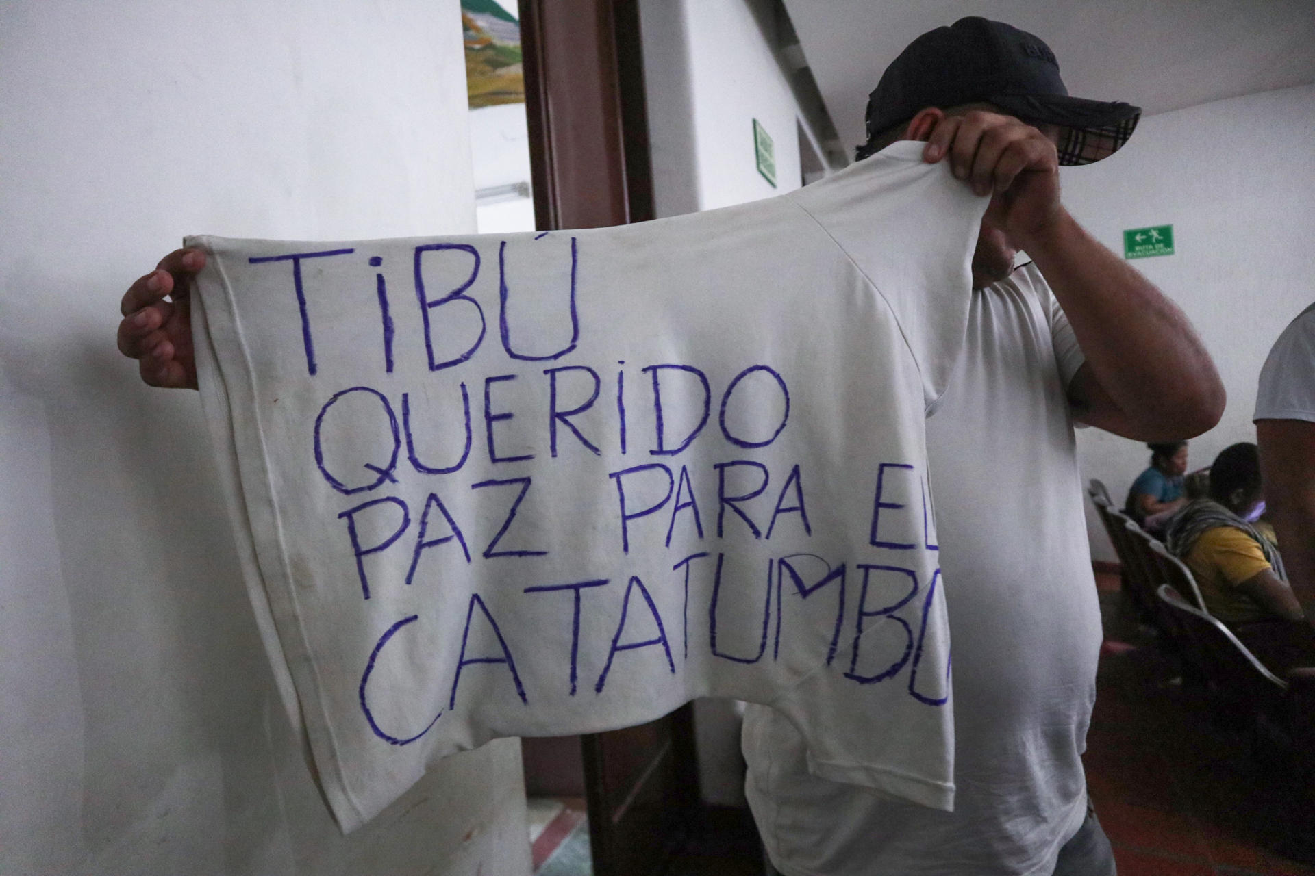 Un hombre desplazado por la violencia muestra una camiseta que pide paz para el Catatumbo, en la alcaldía de Cúcuta (Colombia). EFE/ Mario Caicedo