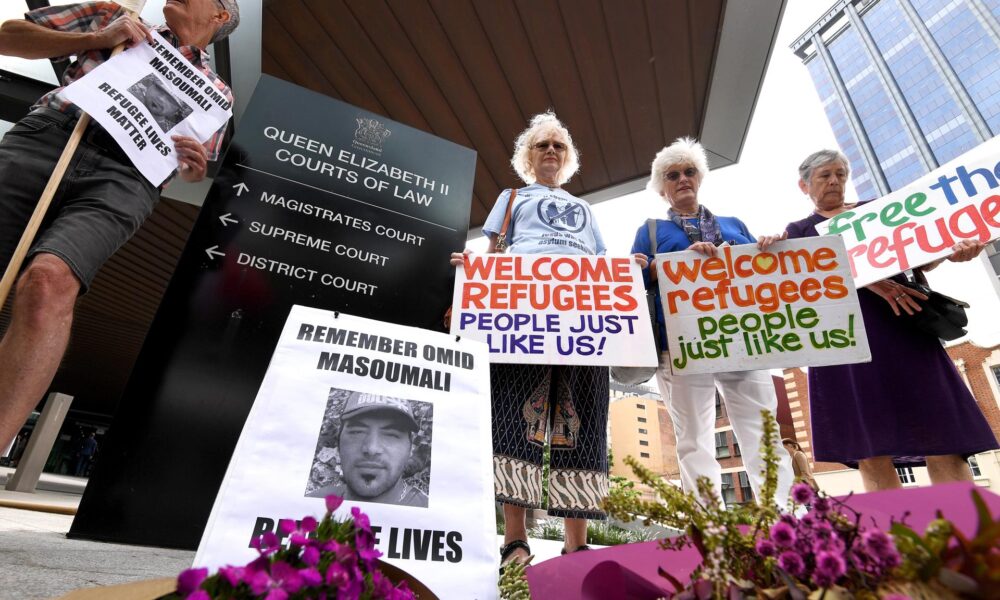 Fotografía de archivo de una protesta en Australia por la muerte del iraní Omid Masoumali, que se inmoló al prenderse fuego en protesta por las condiciones del centro de detención en la nación isleña de Nauru, donde las autoridades enviaban a los solicitantes de asilo que llegaban a sus costas para procesar allí sus peticiones. EFE/EPA/DAVE HUNT AUSTRALIA AND NEW ZEALAND OUT[AUSTRALIA AND NEW ZEALAND OUT]