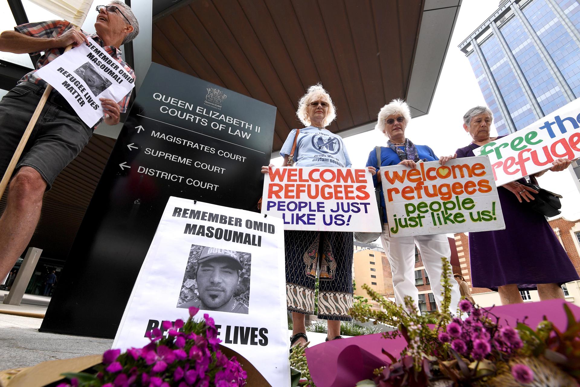 Fotografía de archivo de una protesta en Australia por la muerte del iraní Omid Masoumali, que se inmoló al prenderse fuego en protesta por las condiciones del centro de detención en la nación isleña de Nauru, donde las autoridades enviaban a los solicitantes de asilo que llegaban a sus costas para procesar allí sus peticiones. EFE/EPA/DAVE HUNT AUSTRALIA AND NEW ZEALAND OUT[AUSTRALIA AND NEW ZEALAND OUT]