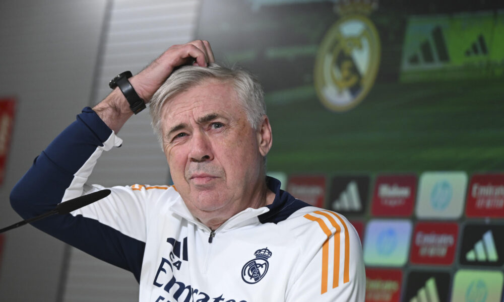 El entrenador del Real Madrid, Carlo Ancelotti, da una rueda de prensa tras el entrenamiento del equipo en Valdebebas, este sábado, en la víspera de su partido de LaLiga EA Sports contra Las Palmas en el estadio Santiago Bernabeu. EFE/ Fernando Villar