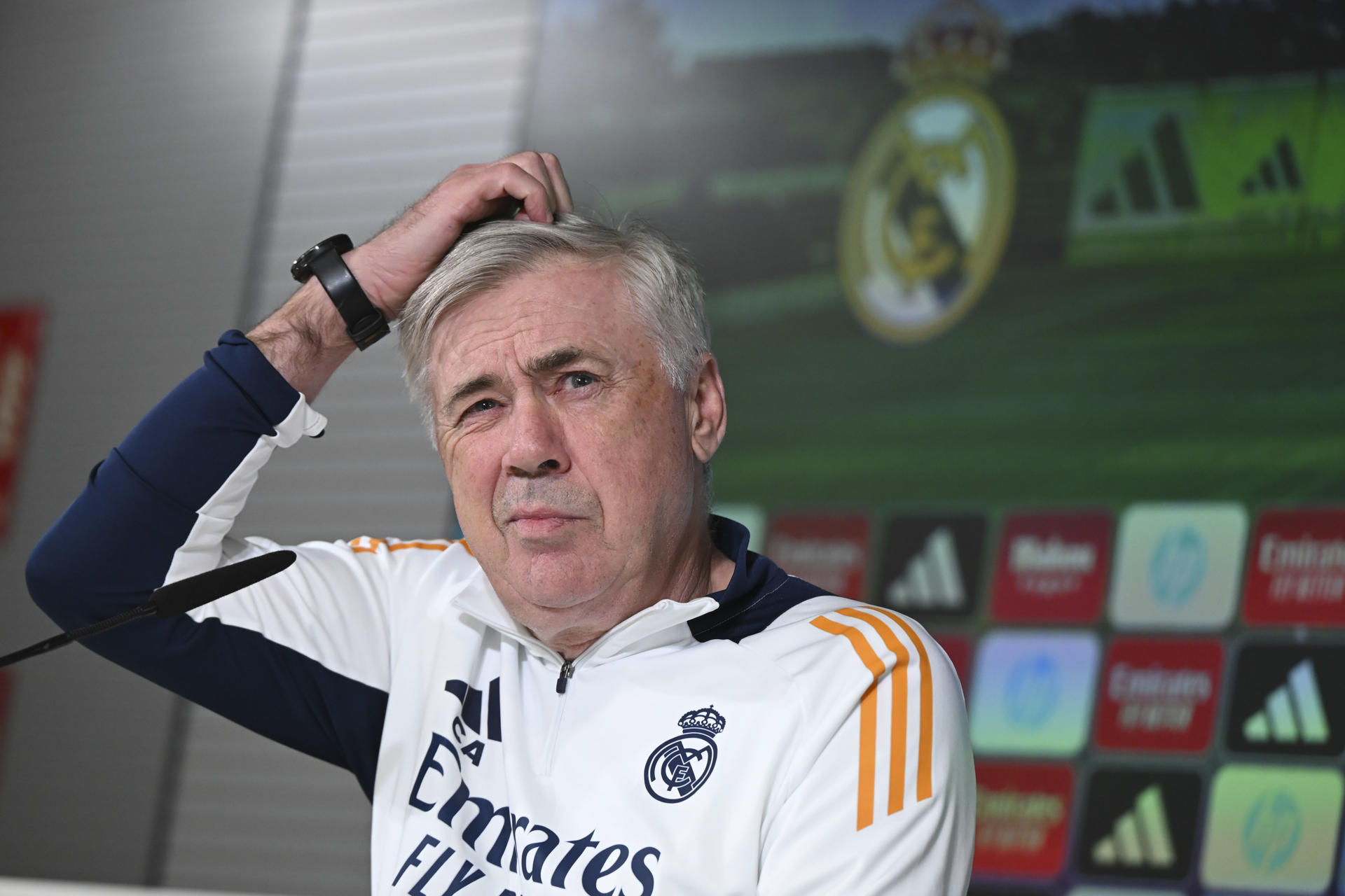 El entrenador del Real Madrid, Carlo Ancelotti, da una rueda de prensa tras el entrenamiento del equipo en Valdebebas, este sábado, en la víspera de su partido de LaLiga EA Sports contra Las Palmas en el estadio Santiago Bernabeu. EFE/ Fernando Villar