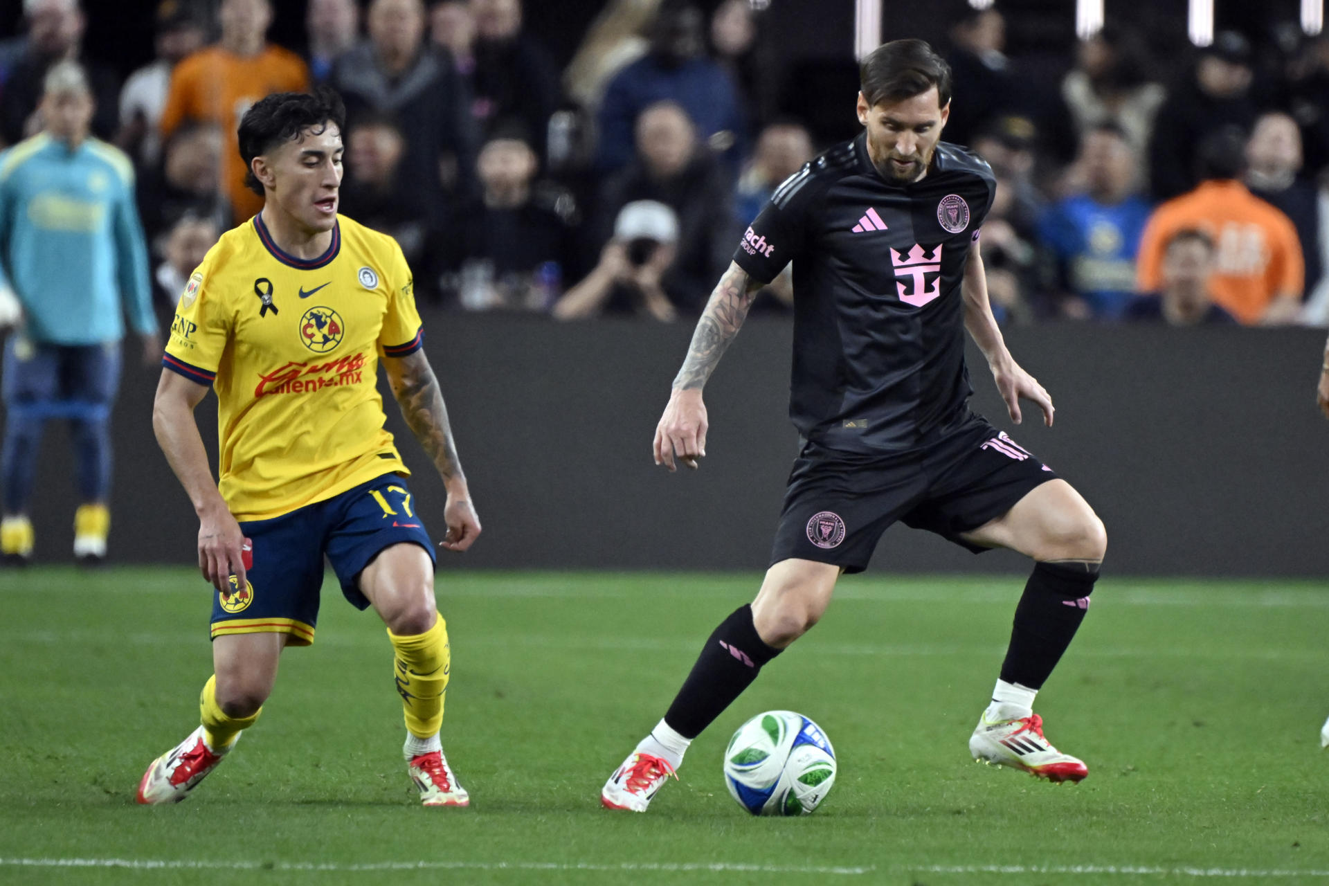 Lionel Messi aportó este sábado un gol de cabeza en el partido amistoso del Inter Miami con el América mexicano que terminó 2-2 en el Allegiant Stadium, en Las Vegas (Nevada). EFE/ DAVID BECKER