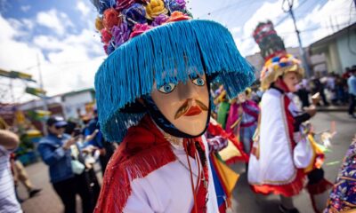 Un hombre participa en el tradicional baile del 'Toro Huaco' durante la procesión del Tope de los Santos este domingo, en el municipio de Diriamba (Nicaragua). EFE/STR