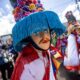 Un hombre participa en el tradicional baile del 'Toro Huaco' durante la procesión del Tope de los Santos este domingo, en el municipio de Diriamba (Nicaragua). EFE/STR