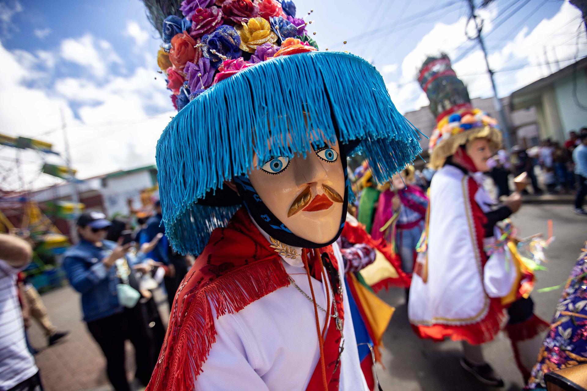 Un hombre participa en el tradicional baile del 'Toro Huaco' durante la procesión del Tope de los Santos este domingo, en el municipio de Diriamba (Nicaragua). EFE/STR