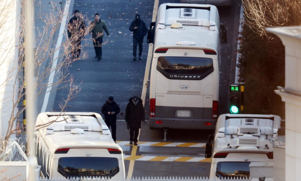 Guardias de seguridad cerca de la entrada de la residencia oficial del presidente Yoon Suk-yeol en Seúl, Corea del Sur, el 9 de enero de 2025. Los abogados del presidente surcoreano anunciaron este jueves que han solicitado una anulación para la orden de detención contra su cliente, cuya validez prorrogó esta semana un juzgado de Seúl. EFE/EPA/YONHAP SOUTH KOREA OUT