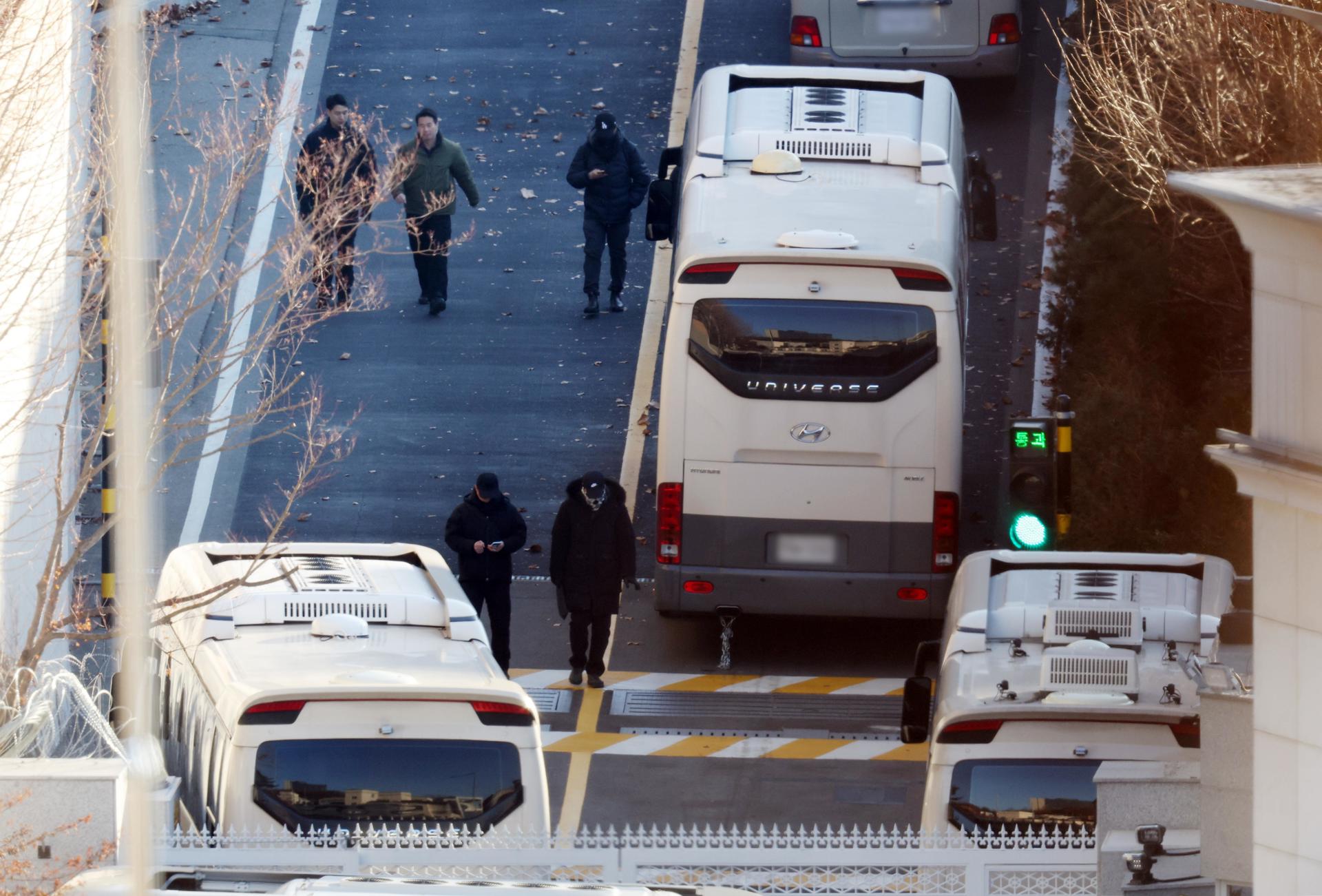 Guardias de seguridad cerca de la entrada de la residencia oficial del presidente Yoon Suk-yeol en Seúl, Corea del Sur, el 9 de enero de 2025. Los abogados del presidente surcoreano anunciaron este jueves que han solicitado una anulación para la orden de detención contra su cliente, cuya validez prorrogó esta semana un juzgado de Seúl. EFE/EPA/YONHAP SOUTH KOREA OUT