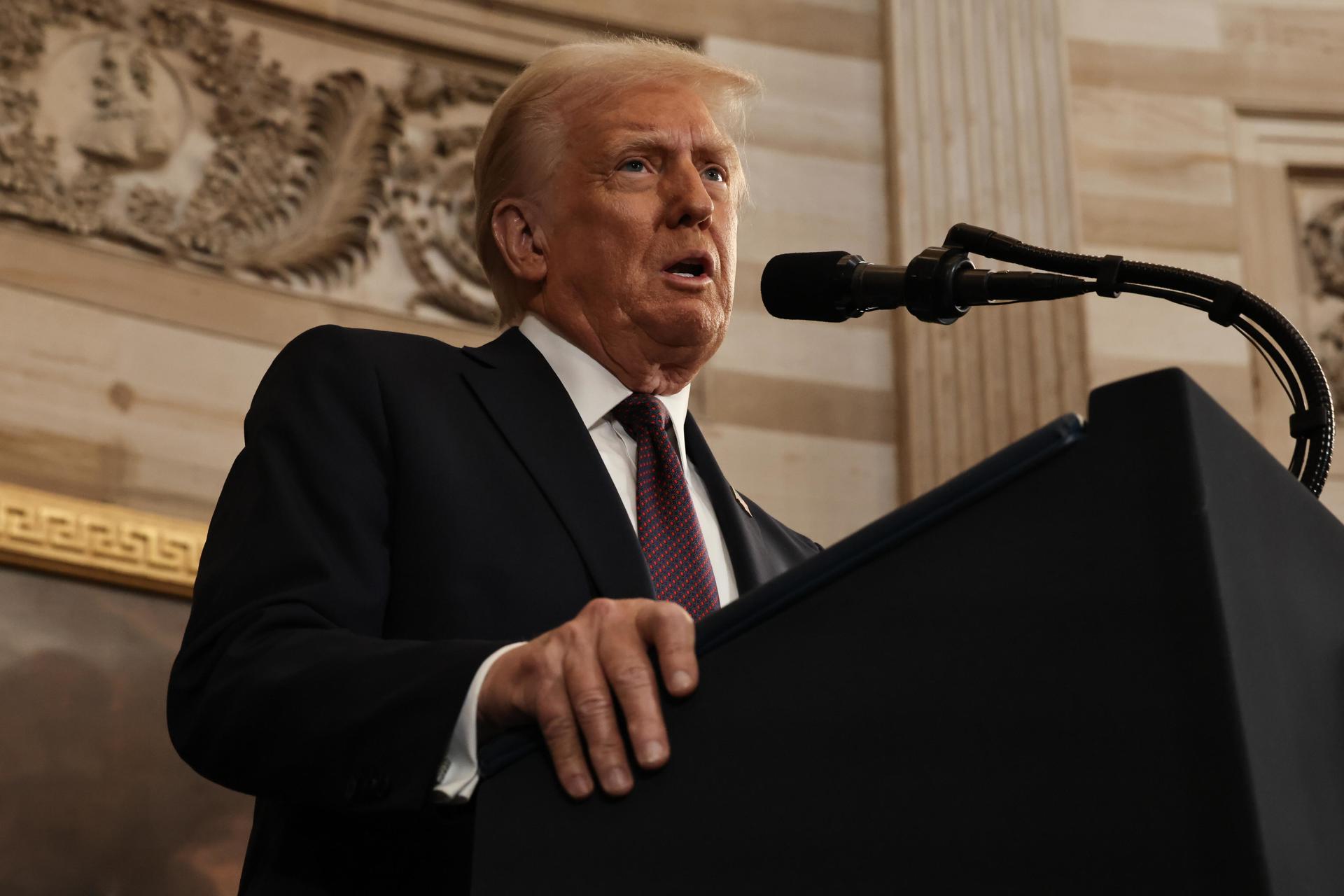 El presidente de Estados Unidos, Donald Trump, habla mientras el expresidente estadounidense Joe Biden observa durante las ceremonias de investidura en la Rotonda del Capitolio de Estados Unidos el 20 de enero de 2025 en Washington, DC. Donald Trump asume su segundo mandato como el 47.º presidente de los Estados Unidos. 
EFE/EPA/Chip Somodevilla /